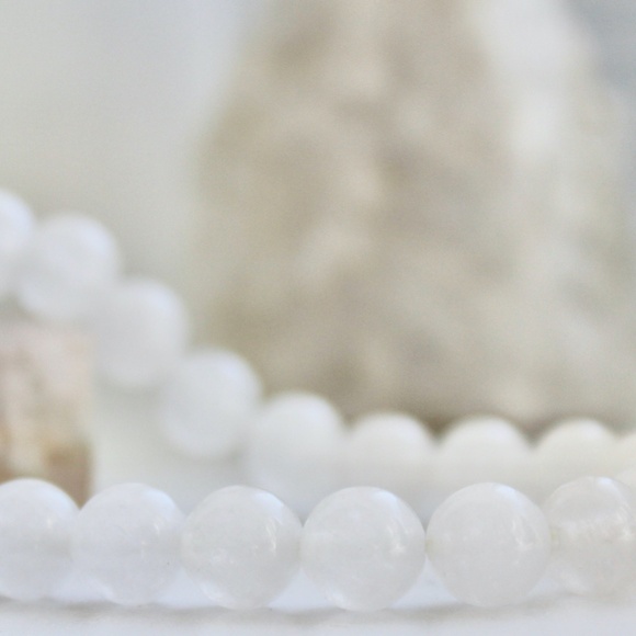 White Agate Chakra Balancing White Gemstone Energy Bracelet - Picture 1 of 5